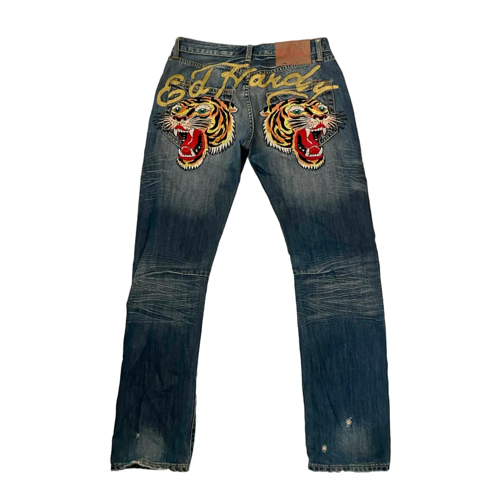 BUD 1700kr  sjekker interessen for disse, kom med bud<3 ikoniske straight leg low rise y2k ed hardy jeans  i størrelse W31, brukes lite så vil sjekke interessen 💕 vil passe en S-M. Jeans & Byxor.