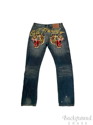 Ed Hardy jeans - BUD 1700kr  sjekker interessen for disse, kom med bud<3 ikoniske straight leg low rise y2k ed hardy jeans  i størrelse W31, brukes lite så vil sjekke interessen 💕 vil passe en S-M