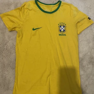 Nike tröja - Brasilien  - Aldrig använt strl S (Rensar garderoben därför vill jag sälja allt billigt) 