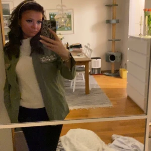 Jacka - Säljer denna fina jackan då den blivit för liten, använd fåtal gånger så i nyskick. Nypris 800