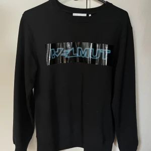 Helmut Lang tröja - Tröja i storlek L från Helmut Lang. Använd typ 4 gånger, inga skador eller förslitningar. Fint tryck utan skador.   Köpt för 1600 kr 