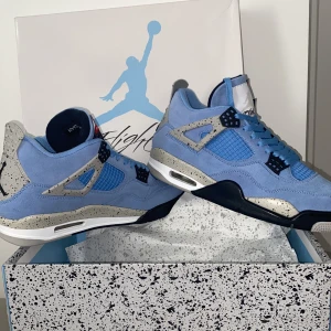 AIR JORDAN 4 RETRO UNIVERSITY BLUE - Sprillans nya skor, inte använda utomhus en enda gång.  AIR JORDAN 4 RETRO - UNIVERSITY  BLUE/TECH GREY-WHITE-BLACK 