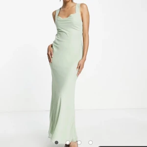 Ny balklänning  - Helt ny balklänning från ASOS i storlek 34, testad 1 gång, har lapp kvar 