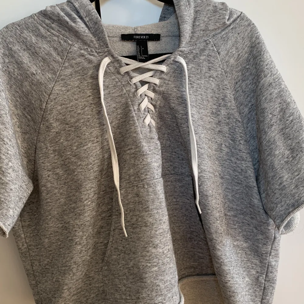 En croppad t-shirt i tjockare material med luva (så typ en hoodie)! Kommer från Forever 21 och är i bra skick :). Hoodies.