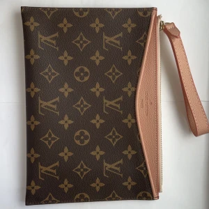 LuisVuityon väska - 25x18 cm, i perfekt sckick. Fann den på second hand i Berlin, hösten 2022 Har ej använt den en gång sen dess. Passar perfekt till fina looks och rymlig på insidan. 