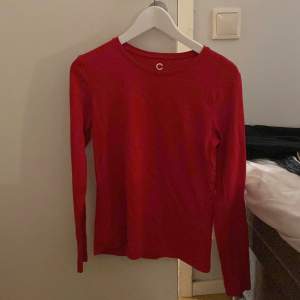 Säljer denna söta röda tunna långärmade tröja från Cubus. Så himla härlig färg och skön. Bra skick. I storlek m men passar som s också ❤️