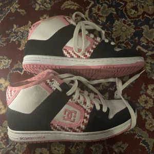 DC skor  - Super snygga fräscha skor från DC shoes. Använda typ en gång. Storlek 39 men passar mig som har 38 