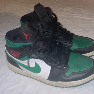 Air Jordan 1 Mid Green Toe - Ett par skitfeta jordans som tyvärr är i för stora för mig. Helt ok använda. Pris kan diskuteras! 