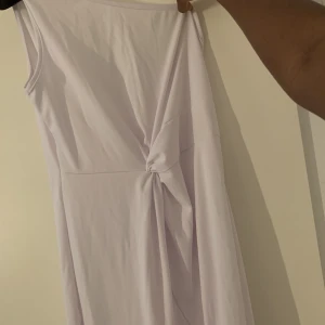 Vit klänning  - Vit klänning med slit! Lite svår att visa på bild, fler bilder skickad vid förfrågan. Endast testad💕 