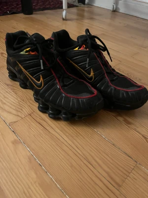 Nike shox  - Storlek 44,5  Använda i 2 månader 