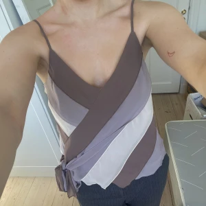 Brun meshtopp - Snygg meshtopp som kan spännas åt vid midjan/eventuellt knyta. Storlek S/M massidutti Som ny👍🏼