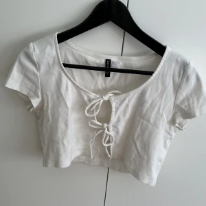 Sommar topp - Finare i verkligheten än på bild! Använd ett fåtal gånger. 60kr +frakt Köparen står för frakten😊 Kan även säljas i Falun! Från HM