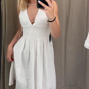 Klänning - Så fin sommarklänning med öppen rygg❤️‍🔥insydd vaddering vid bysten, finns bilder❤️‍🔥❤️‍🔥Storlek xs och använd 2 ggr, kommer tyvärr inte till användning, köparen står för frakten❤️‍🔥❤️‍🔥