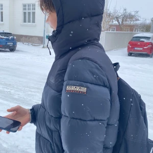 Naparijri Jacka mörk blå - Det här är en fet Naparijri jacka i en mörkare blå nyans. Jackan är ungefär 3 månader gammal och köpte den ny för 4000kr i Köpenhamn. Den sitter riktigt skönt på och passar på vintersäsongen. 