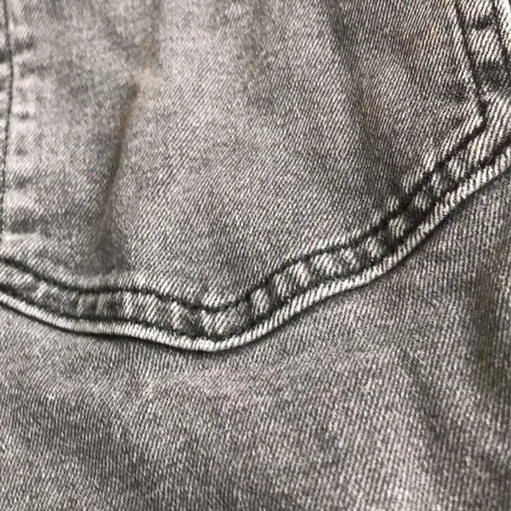 Detta är några jeans jag köpte på hm för någon månad sen. Dom passar inte mig längre men är i bra kvalitet. Har inga hål och inga fläckar. Kan diskutera priset vid snabb affär.. Jeans & Byxor.