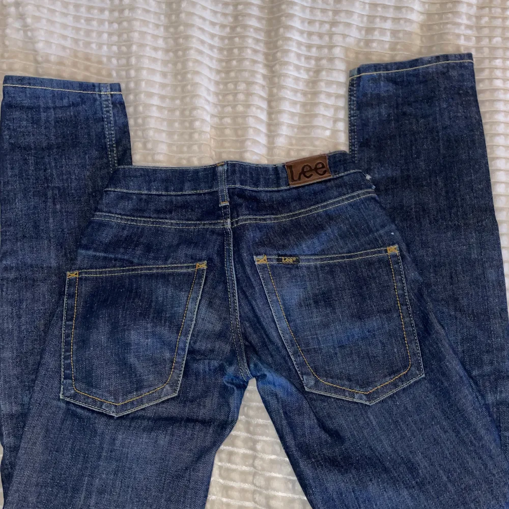 Säljer dessa lågmidjade jeans från Lee! Pris kan diskuteras! Hör av er om ni har några frågor💖. Jeans & Byxor.