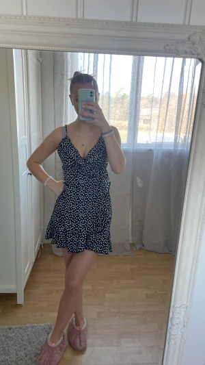 Vit svart sommar klänning - Klänning i storlek XS. Passar som en S också. Man kan knyta den som man vill. 💓