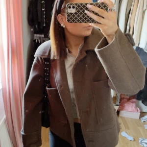 Super fin kappa  - Intresse koll på denna fina jacka nu, älskar den men kommer tyvärr inte till användning💗NY PRIS 900KR ❌SLUTSÅLD❌
