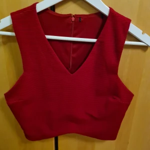 Magtröja röd - Färgen är lite mörkare i verkligheten. Uppskattar den att vara mellan S och M