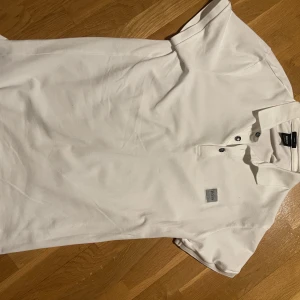 Hugo boss piké  - Hej! Jag säljer min fina Hugo boss piké eftersom den ej kommer till användning. Den är i fint skick. Hör av dig vid funderingar!