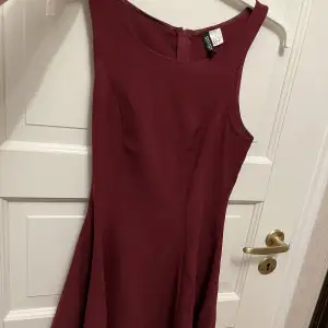 Jättefin vinröd skaterklänning i lite finare material! Aldrig använd!