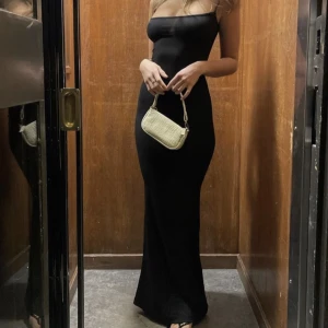 SKIMS LOUNGE DRESS - Säljer denna populära klänning i strl S. Aldrig använd, prislappar kvar. Stretchigt och åtsittande/format material. Passar flera strl 💛