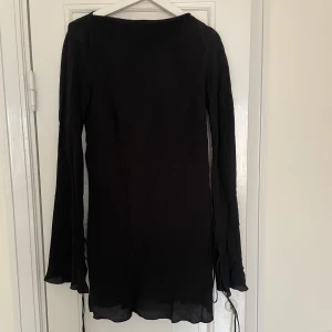 Weekday klänning  - Öppen rygg. Fina band i ärmar och rygg. Helt oanvänd 