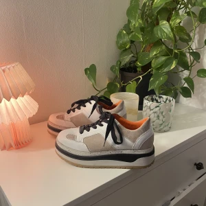 Sneaker - Sneakers från zara med hög sula. Coola och snygga! Bra skick förutom lite missfärgning som säkert går bort om man försöker tvätta på tredje bilden. 