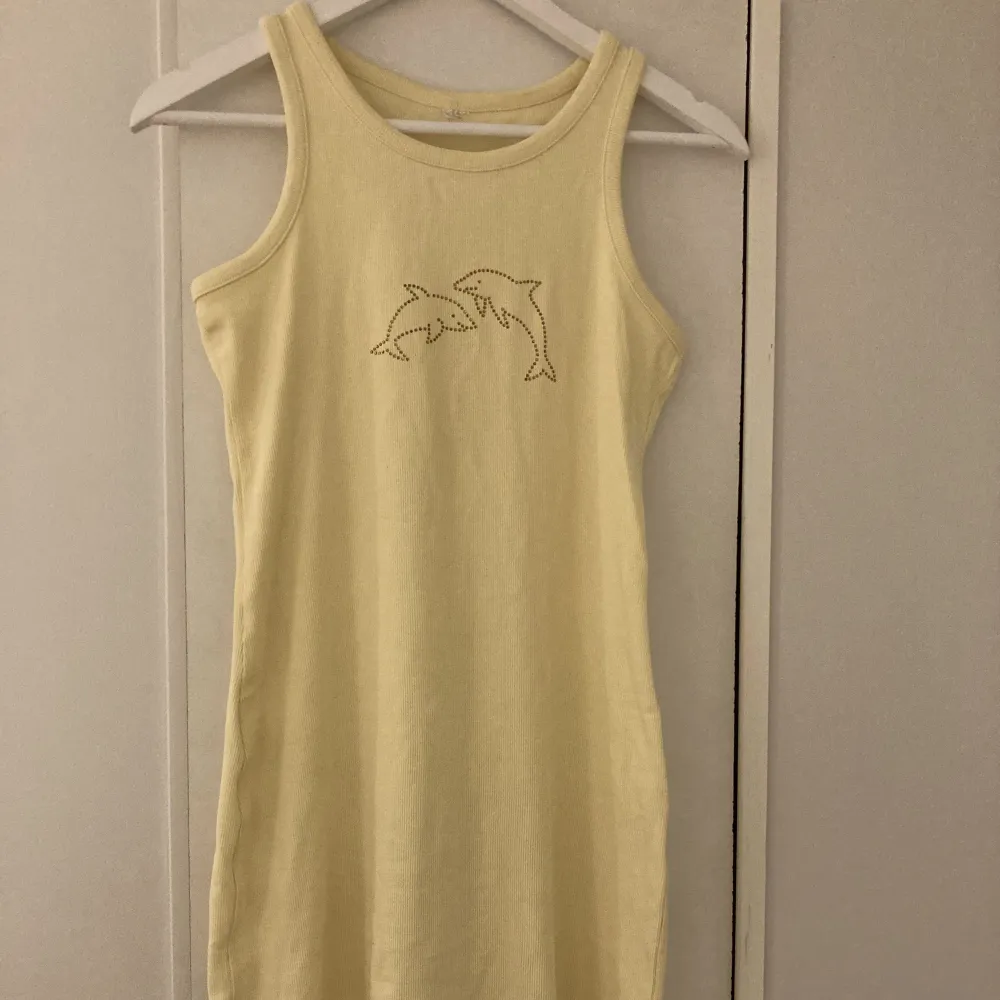 Säljer min jätte fina gula klänning me 2 delfiner på (de e paljetter) man kan tyvärr inte se hela men kom privat för fler bilder. Den e ganska ny och inte använd så många gånger. Bra skick. Den är oxå kroppformad. Klänningar.