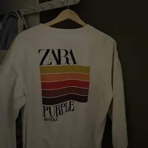 Zara tröja - Cool Zara tröja/sweatshirt med snyggt tryck på ryggen! 🙌🏻 Skön att dra på en sommarkväll🌞Storlek S och sitter fint.