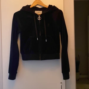 Juicy tröja - Säljer denna svarta juicy couture tröja då den ej kommer till användning! Jätte bra skick