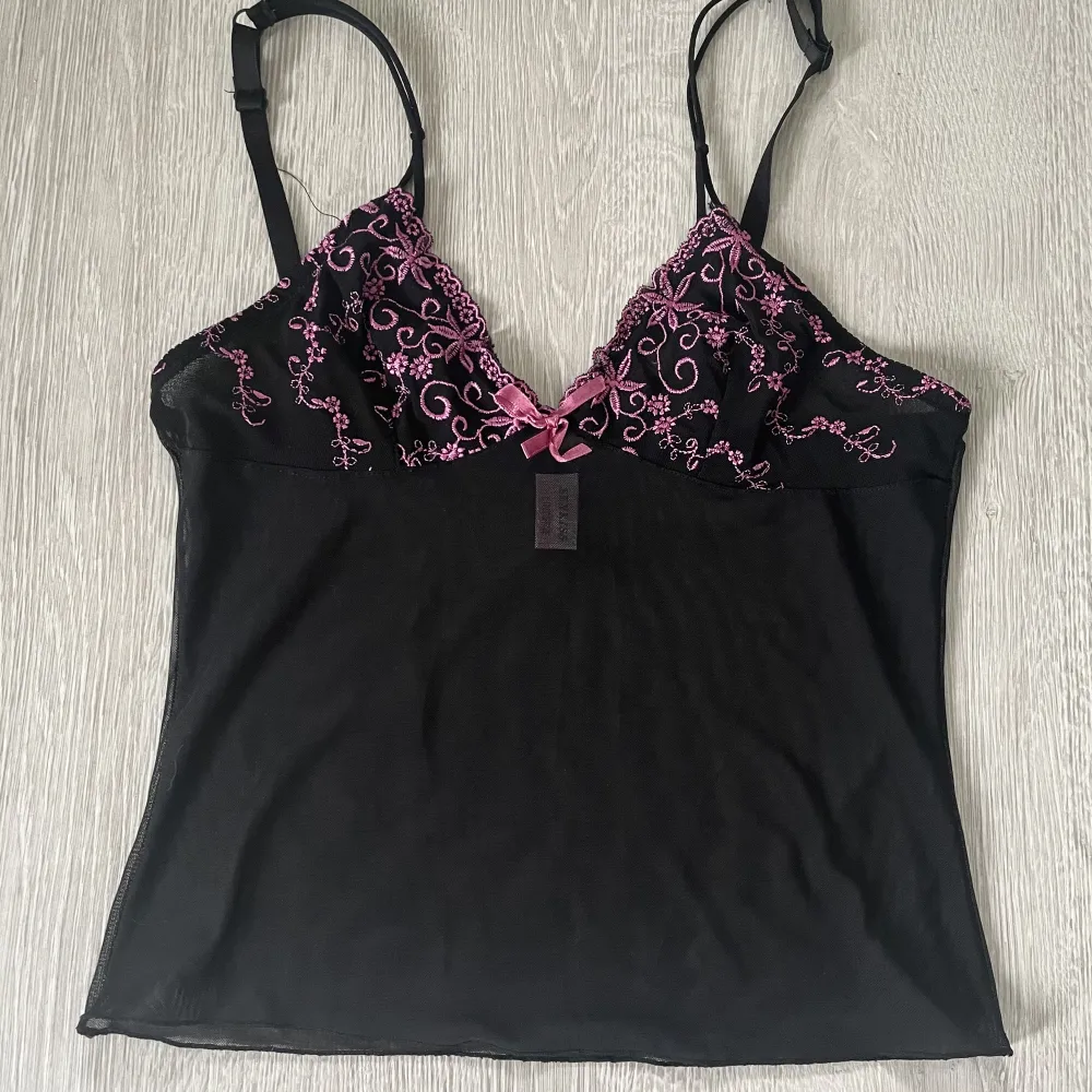 Så fint svart mesh linne med fina rosa detaljer💓 Står ingen storlek med gissar XS-S (var lite stor i bysten för mig) och med justerbara band💕 köpt second hand men bra skick✨. Toppar.