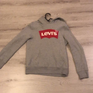 Levis tröja! - Säljer lEvis tröja k bra skick!
