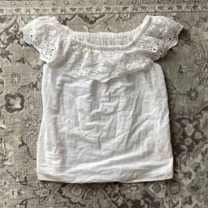 Vit topp - Vit offshouldertopp🤍Pris går att diskutera!!