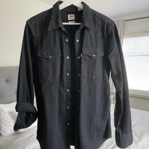 Levis skjutsa S - Levis svart Skjurta i väldigt bra stick S 