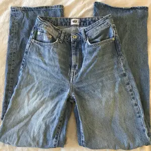 Högmidjade jeans med hål från Lager 157. Modellen heter Boulevard och är i perfekt längd för mig som är 174! Väl använda så hålen på knäna har blivit större, därav priset. Annars i fin kvalitet. Kan skicka fler bilder om det önskas🥰