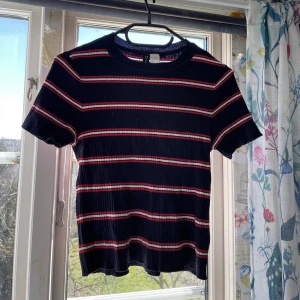 Ribbad T-shirt i S - Ribbad randig T-shirt i storlek S