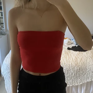 Röd tub topp - Snygg röd tube topp som har ett tjockare tyg vid bysten, därav kan man ha den utan att ha något under. ❤️❤️