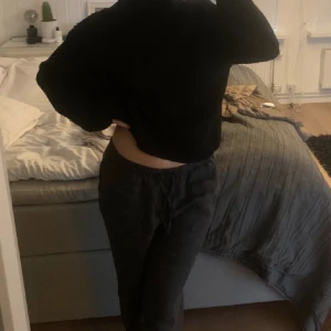 Linne byxor - Säljer nu dessa jätte populära linne byxor från hm! Köpte här på Plick men de passade tyvärr inte mig.  Skriv gärna för mer info/ fler bilder❤️storlek m men passar s lika bra. ÄR ÄVEN ÖPPEN FÖR BYTEN MOT ETT PR I XS❤️
