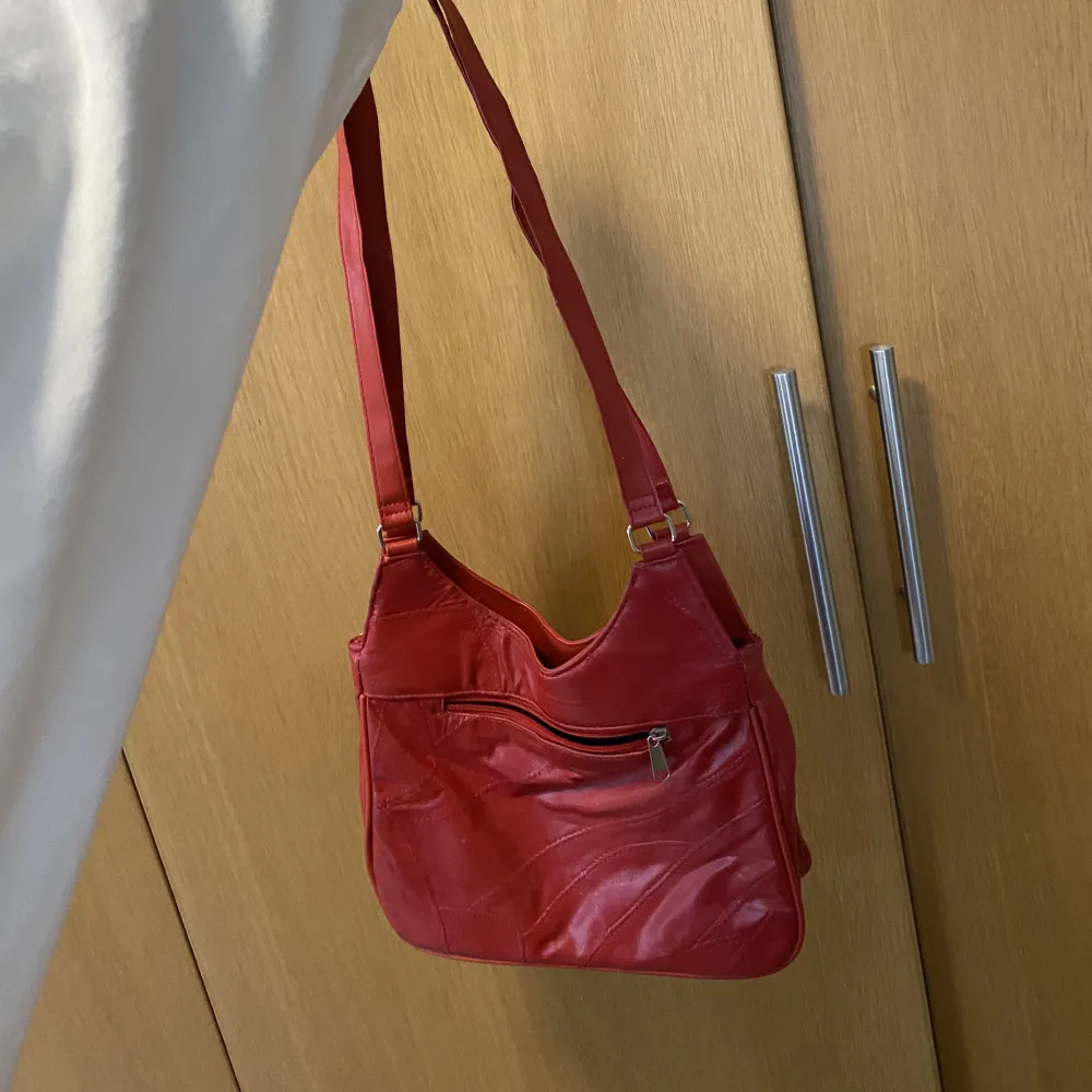 Så snygg och cool röd väska som man antingen kan ha över axeln men även över huvudet😍 perfekt till våren och sommaren!. Väskor.