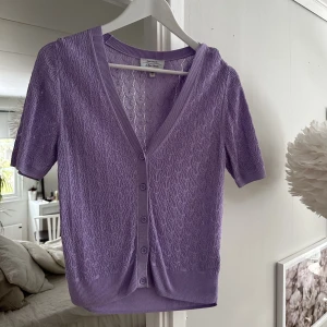 Lila topp - Från &otherstories Storlek S Använd 1 gång så som ny. Nypris 600kr