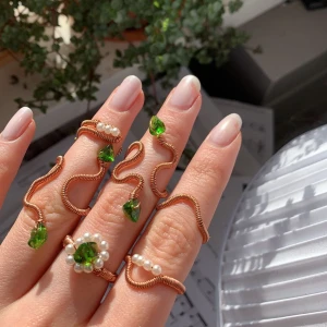 Justerbara ringar - Handgjorda ringar. Vill se om det finns intresse. Jag kan även göra dem med röda stenar. Btw jag har inte bestämt priset sorry. #snapeisbabe #ring #ringar #koppar #grön #harryp