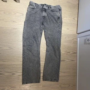 Gråa hope jeans - Säljer mina gråa hope rush jeans, då de är lite för stora för mig. Använda 5-10 gånger. Nästan helt nya, alltså. Om du vill ha fler bilder är det bara att fråga, så skickar jag fler. 