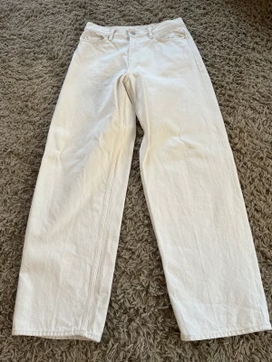 Beiga Weekday byxor - Beiga byxor som är perfekta till sommaren. Knappt använda då dem är väldigt små i midjan. De känns inte som 26 i midjan, lite mer mot 29 eller 30. Baggy fit.