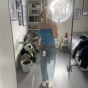 Nya baggy jeans från Zara med lappen kvar✨Säljer då jag tvärr inte får användning för dem😊Jag är 163👌🏻