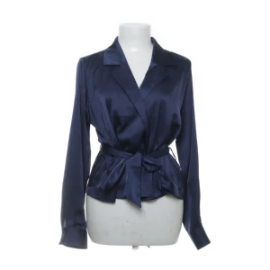 Omlottblus i satin - Omlottblus i satin med skärp 💙