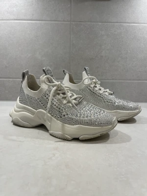 Steve Madden sneakers 38 - Glittriga sneakers från Steve Madden. Använda fåtal gånger. Kan mötas upp i Malmö eller Göteborg. 