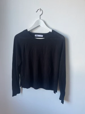 tröja - mysig tunt stickad tröja med små slitsar i sidan från zara! i princip ny bara använd 1 gång men har inte kommit till användning sen dess. Fin att ha över en skjorta!! 