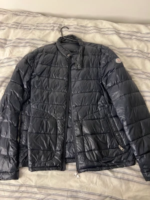 Moncler Acorus Down - Höst/Vår jacka i bra skick har använts i ungefär 2 år, liten i storlek 