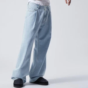 Jeans från weekday - Jeans från weekday, ljusblåa. Loosefit. Använda 1gång så dom är i super bra skick. Skriv för fler bilder på dom. Köparen står för frakt.